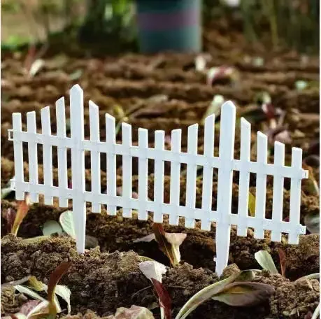 Hàng rào có chân nhọn giúp cắm xuống đất vườn