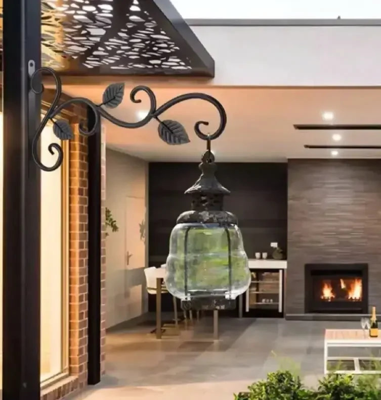 Lắp móc treo sắt nghệ thuật vào cột sắt